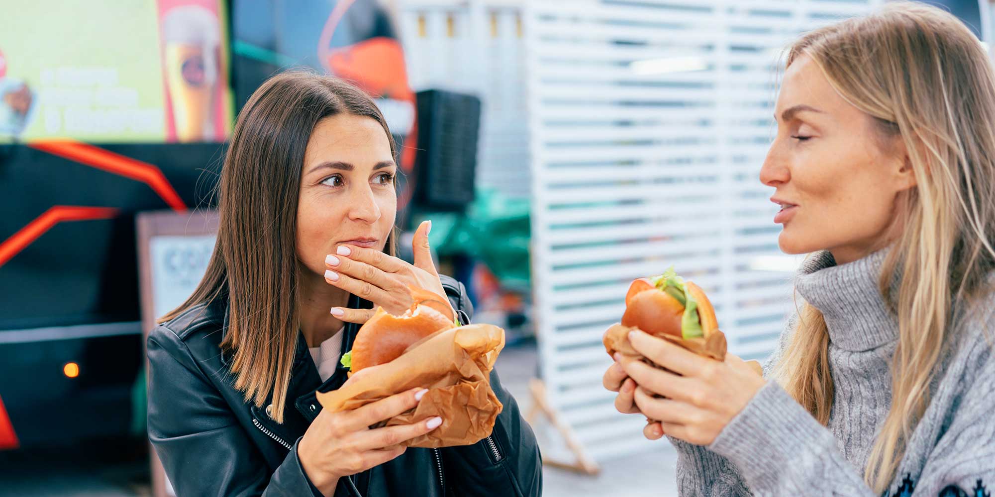 Zwei Frauen beim Burger essen