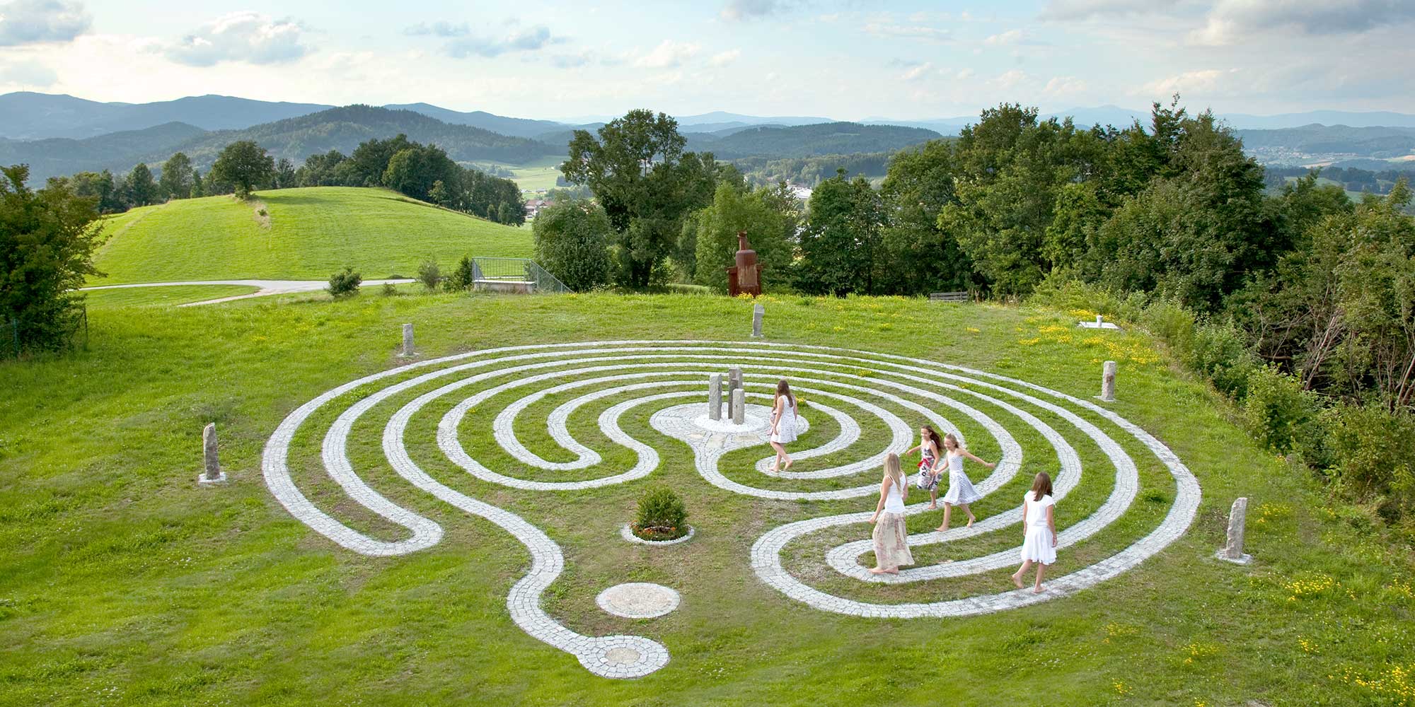 Luftaufnahme des Labyrinth am Blümersberg mit Mädchen in weißen Kleidern