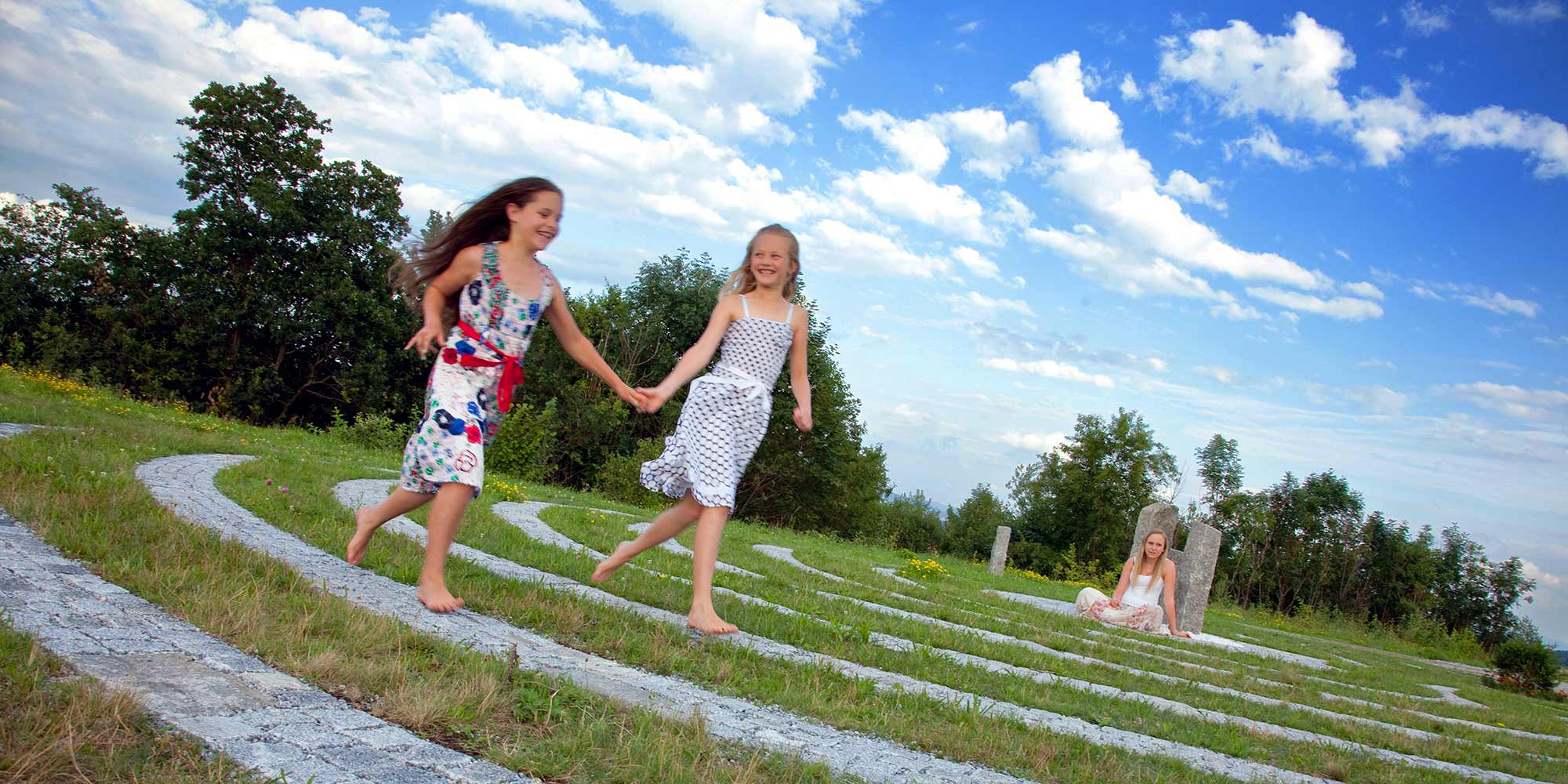 Mädchen laufen über das Labyrinth am Blümersberg