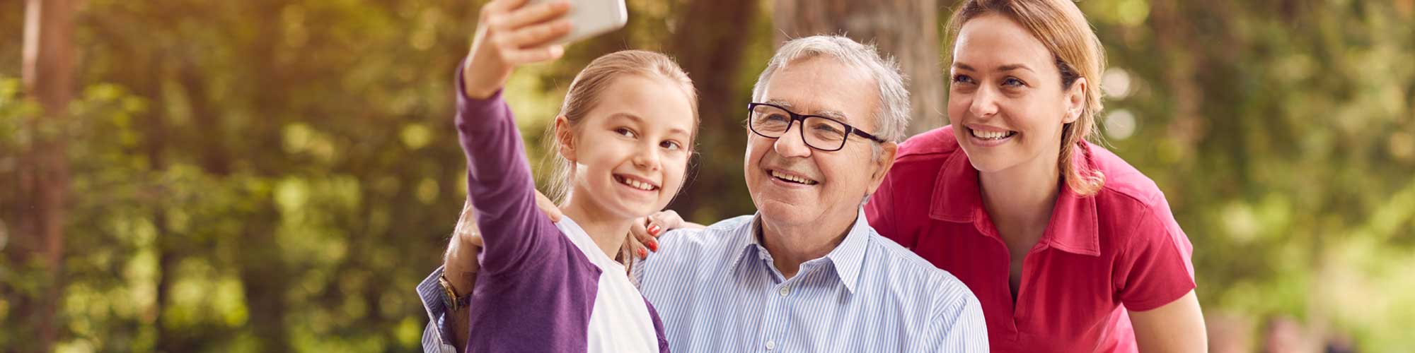 Mädchen macht Selfie mit Mutter und Opa