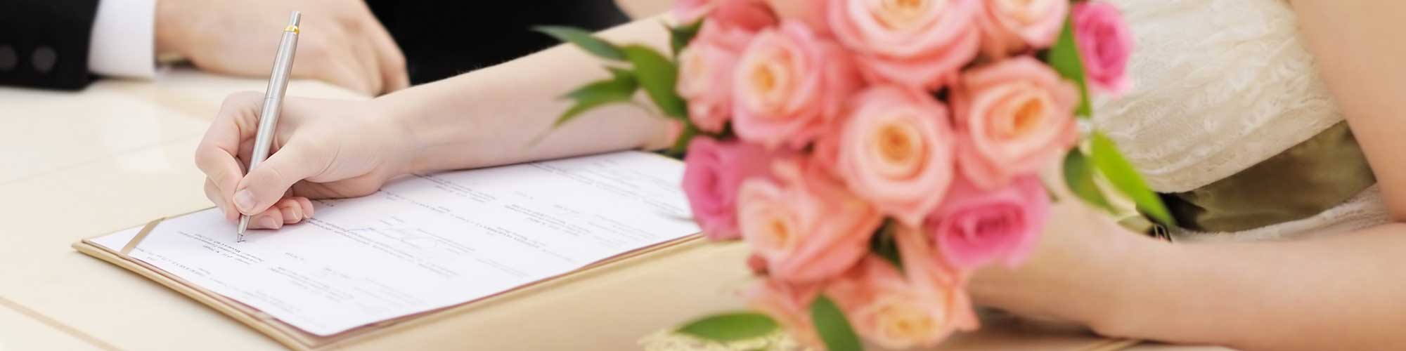 Braut unterzeichnet Heiratsurkunde